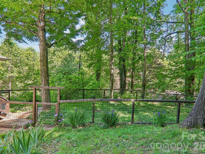 224 Highlands Loop, Maggie Valley, NC 28751.  MLS# CAR4377562, YatesRealty ID 22406. 