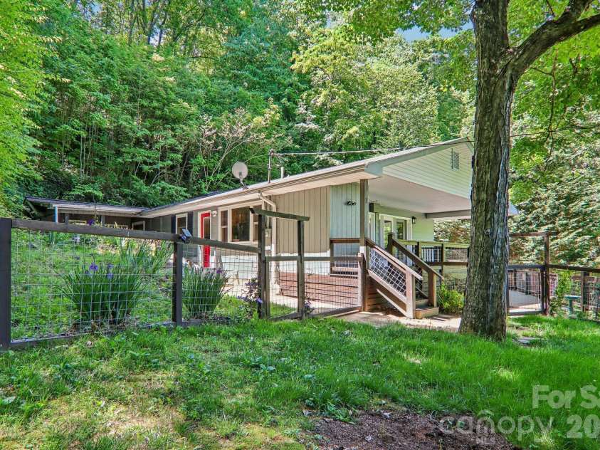 224 Highlands Loop, Maggie Valley, NC 28751.  MLS# CAR4377562, YatesRealty ID 22406. 