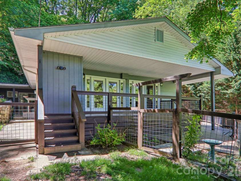 224 Highlands Loop, Maggie Valley, NC 28751.  MLS# CAR4377562, YatesRealty ID 22406. 