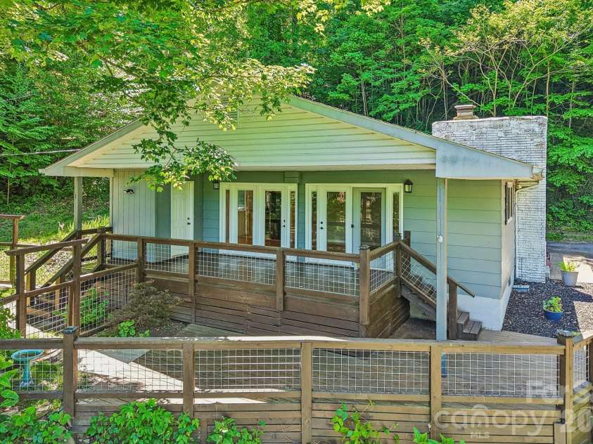 224 Highlands Loop, Maggie Valley, NC 28751.  MLS# CAR4377562, YatesRealty ID 22406. 