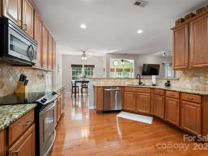 512 Veloce Trail, Fort Mill, SC 29715.  MLS# CAR4274741, YatesRealty ID 22407. Gourmet kitchen w/granite counters, tile backsplash, SS appliances, open floor plan perfect for entertaining