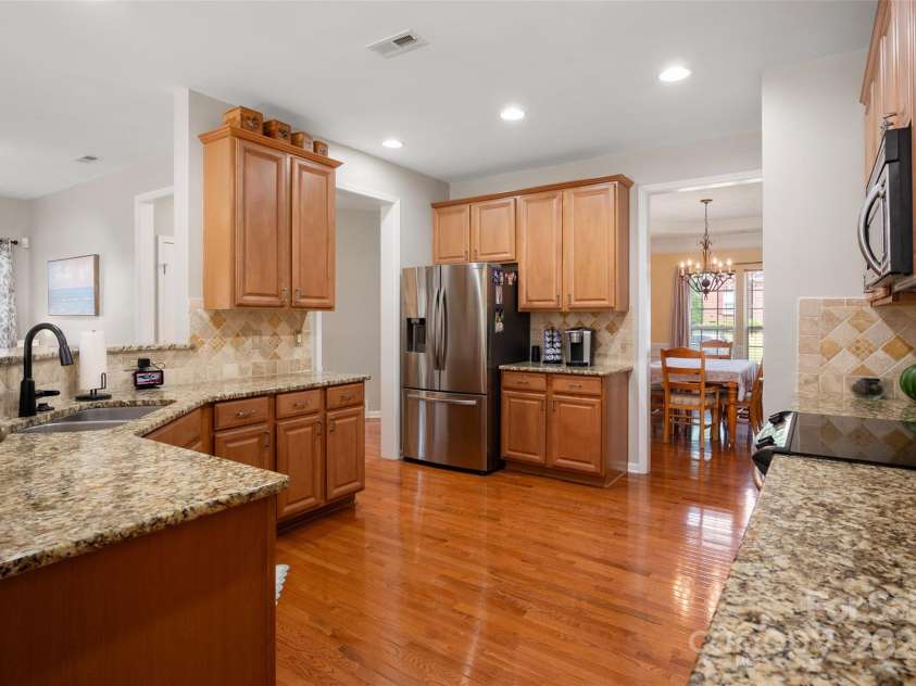 512 Veloce Trail, Fort Mill, SC 29715.  MLS# CAR4274741, YatesRealty ID 22407. Gourmet kitchen w/granite counters, tile backsplash, SS appliances, open floor plan perfect for entertaining