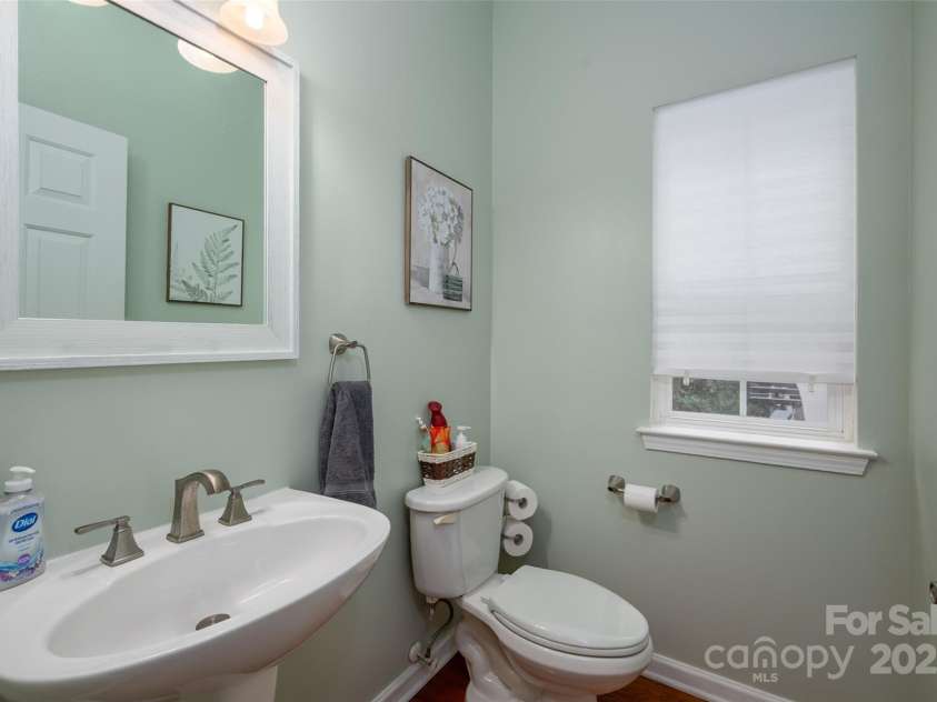 512 Veloce Trail, Fort Mill, SC 29715.  MLS# CAR4274741, YatesRealty ID 22407. Powder room on main
