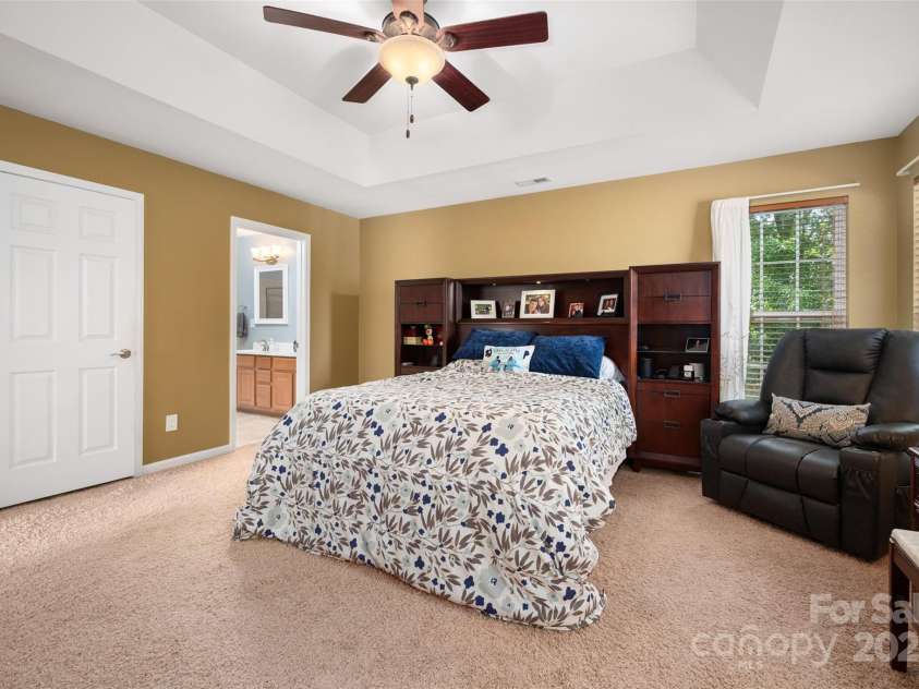 512 Veloce Trail, Fort Mill, SC 29715.  MLS# CAR4274741, YatesRealty ID 22407. Primary bedroom w/tray ceiling and ensuite bathroom w/walk in closet