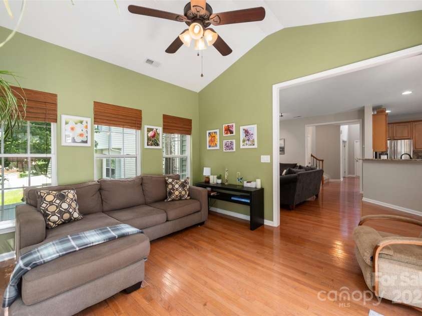 512 Veloce Trail, Fort Mill, SC 29715.  MLS# CAR4274741, YatesRealty ID 22407. Sunroom w/abundance of natural light overlooking the private backyard