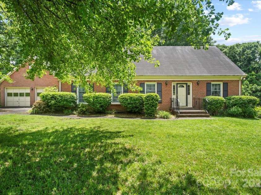 8017 Prince George Road, Charlotte, NC 28210.  MLS# CAR4255259, YatesRealty ID 22409. 