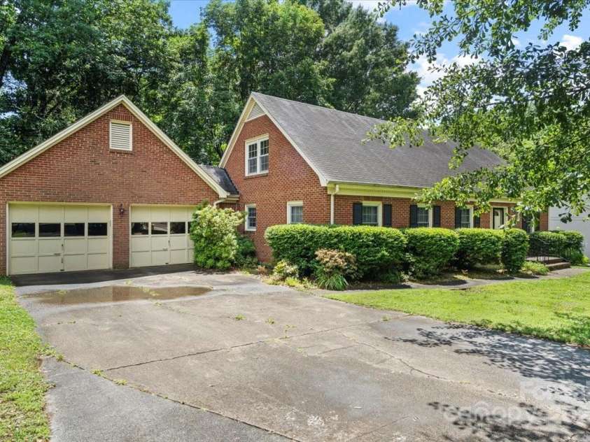 8017 Prince George Road, Charlotte, NC 28210.  MLS# CAR4255259, YatesRealty ID 22409. 