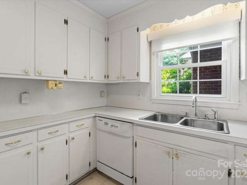 8017 Prince George Road, Charlotte, NC 28210.  MLS# CAR4255259, YatesRealty ID 22409. 