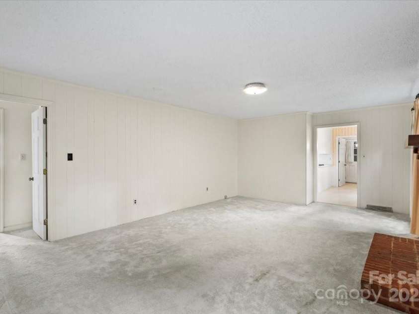 8017 Prince George Road, Charlotte, NC 28210.  MLS# CAR4255259, YatesRealty ID 22409. 