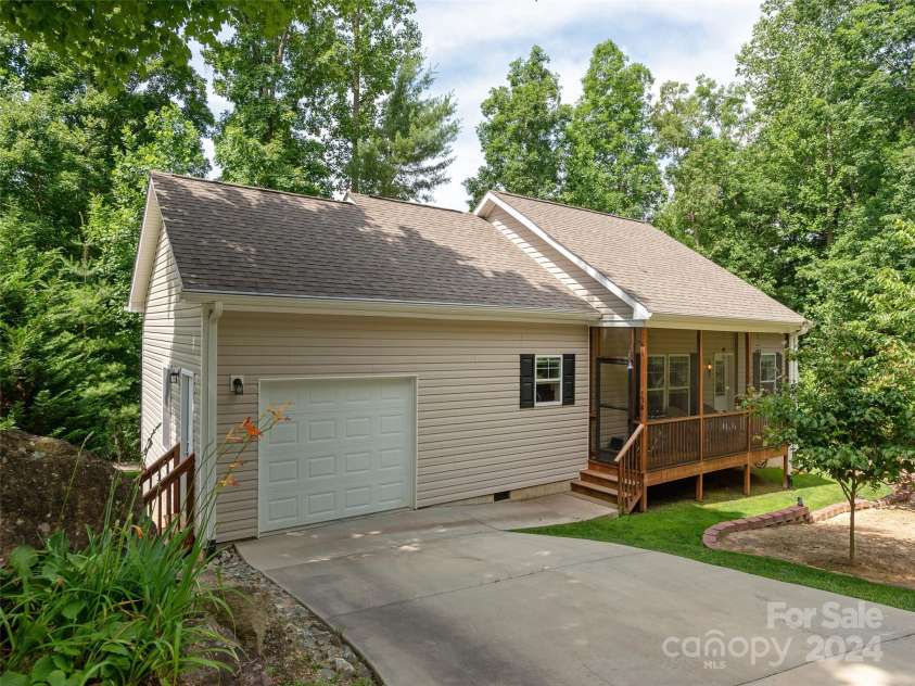 138 Lone Eagle Lane, Hendersonville, NC 28739.  MLS# CAR4153208, YatesRealty ID 2241. 