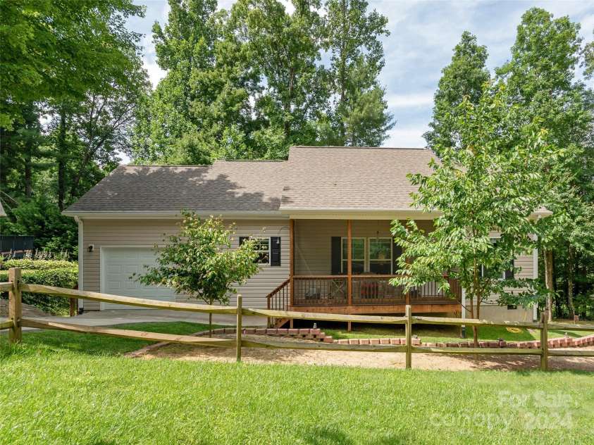 138 Lone Eagle Lane, Hendersonville, NC 28739.  MLS# CAR4153208, YatesRealty ID 2241. 