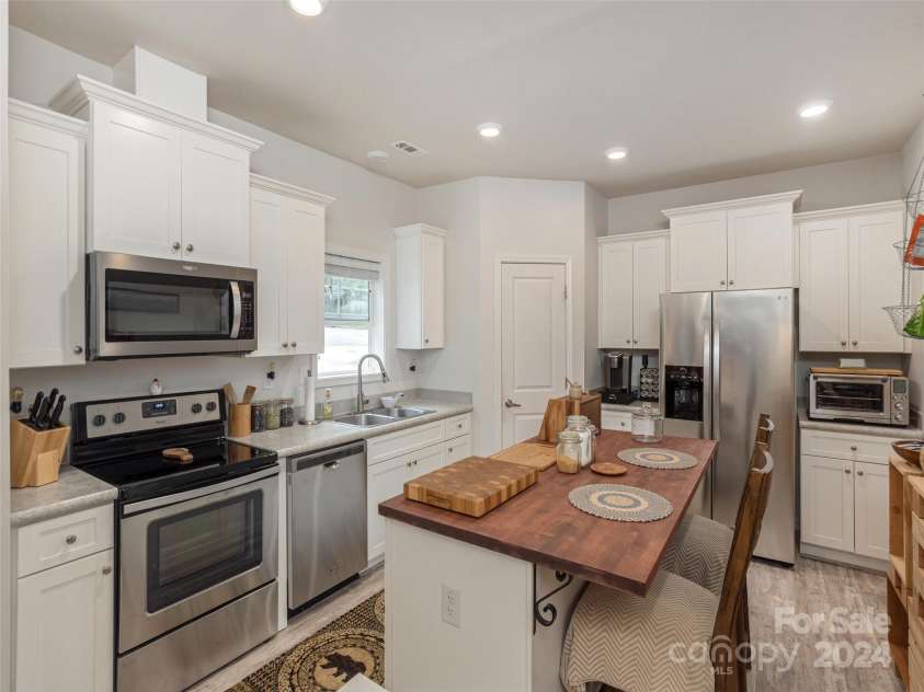 138 Lone Eagle Lane, Hendersonville, NC 28739.  MLS# CAR4153208, YatesRealty ID 2241. 