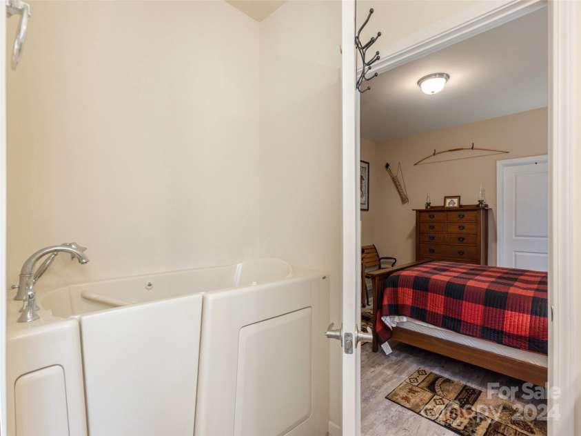 138 Lone Eagle Lane, Hendersonville, NC 28739.  MLS# CAR4153208, YatesRealty ID 2241. 