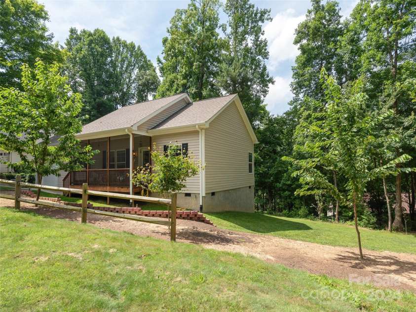 138 Lone Eagle Lane, Hendersonville, NC 28739.  MLS# CAR4153208, YatesRealty ID 2241. 