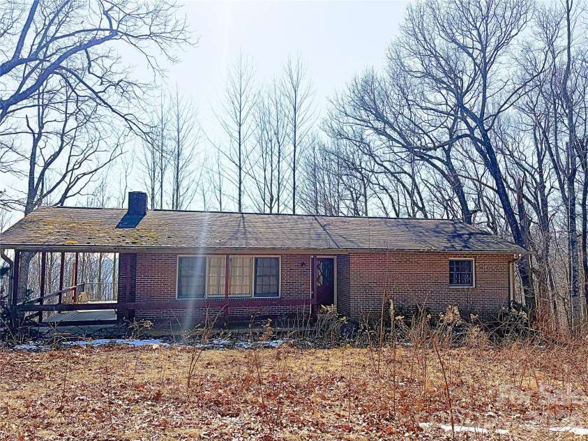 700 Summit Road, Tryon, NC 28782.  MLS# CAR4344125, YatesRealty ID 2241. 3 bedroom 2 bath fixer upper in Melrose Mountain gated subdivision.  Large walkout basement w/ high ceiling could be finished for more living space.