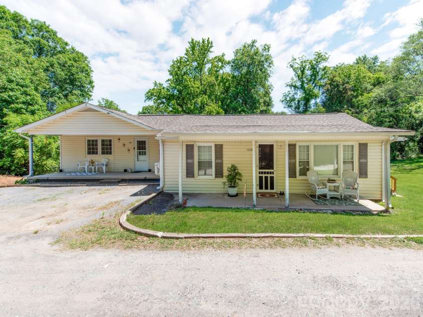 102 Lanier Street, Mount Holly, NC 28120.  MLS# CAR4381690, YatesRealty ID 22413. 