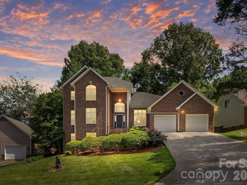 9111 Brocklehurst Lane, Charlotte, NC 28215.  MLS# CAR4380667, YatesRealty ID 22414. 