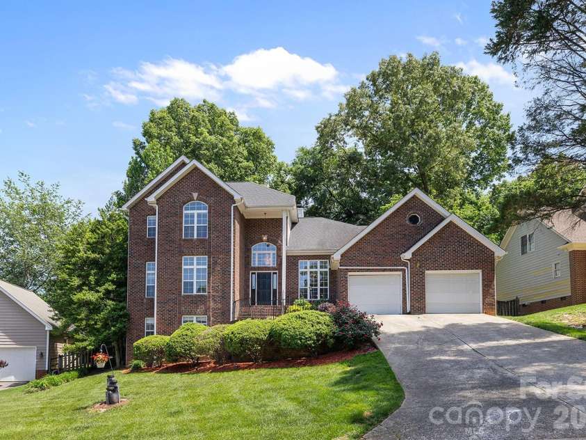 9111 Brocklehurst Lane, Charlotte, NC 28215.  MLS# CAR4380667, YatesRealty ID 22414. 