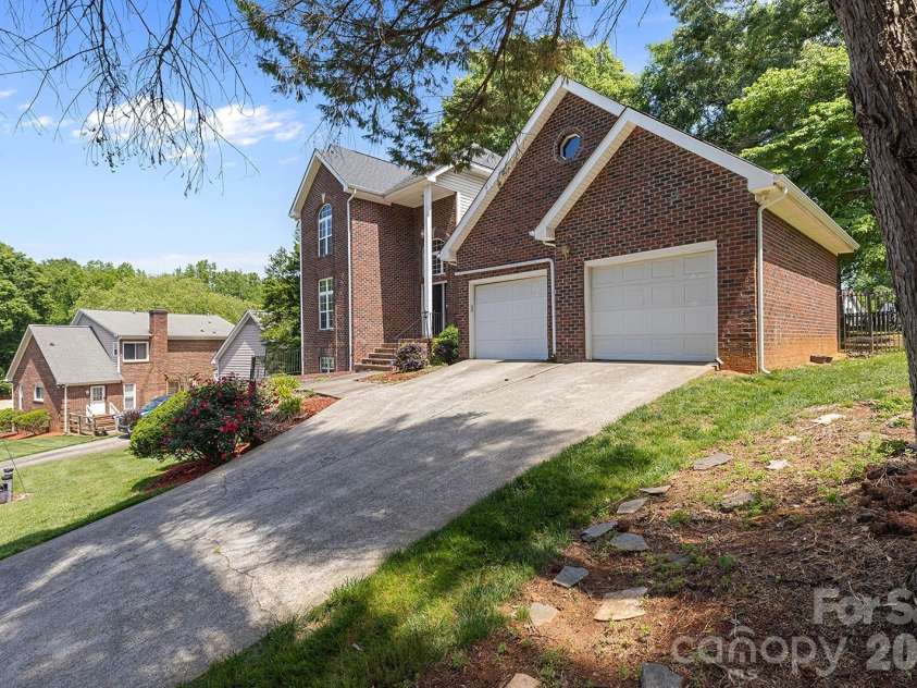 9111 Brocklehurst Lane, Charlotte, NC 28215.  MLS# CAR4380667, YatesRealty ID 22414. 