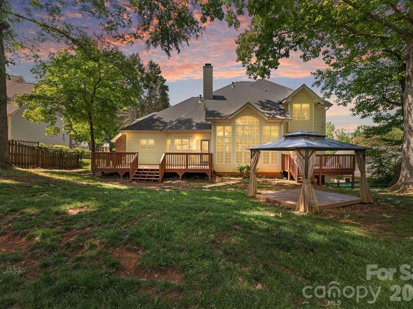 9111 Brocklehurst Lane, Charlotte, NC 28215.  MLS# CAR4380667, YatesRealty ID 22414. 