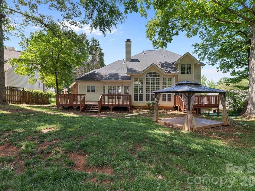9111 Brocklehurst Lane, Charlotte, NC 28215.  MLS# CAR4380667, YatesRealty ID 22414. 