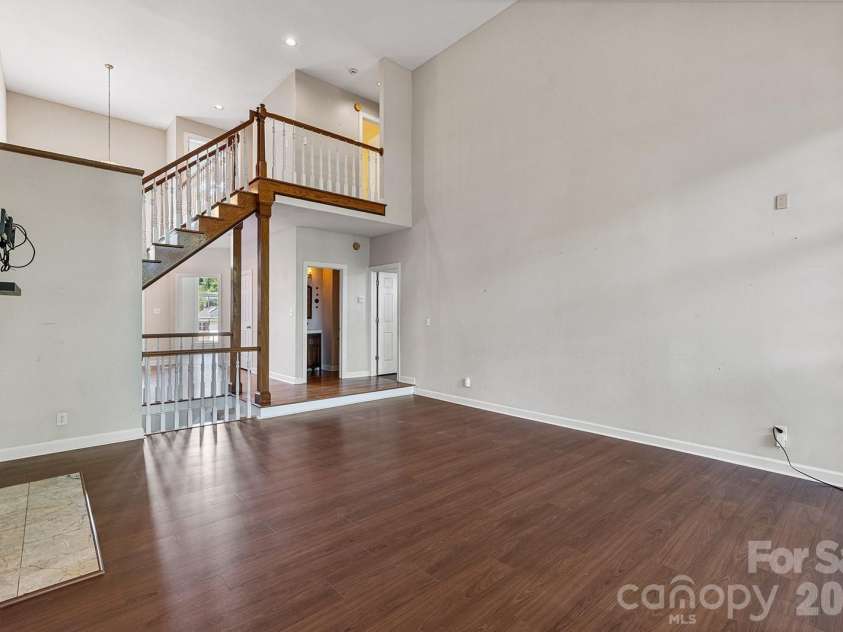 9111 Brocklehurst Lane, Charlotte, NC 28215.  MLS# CAR4380667, YatesRealty ID 22414. 