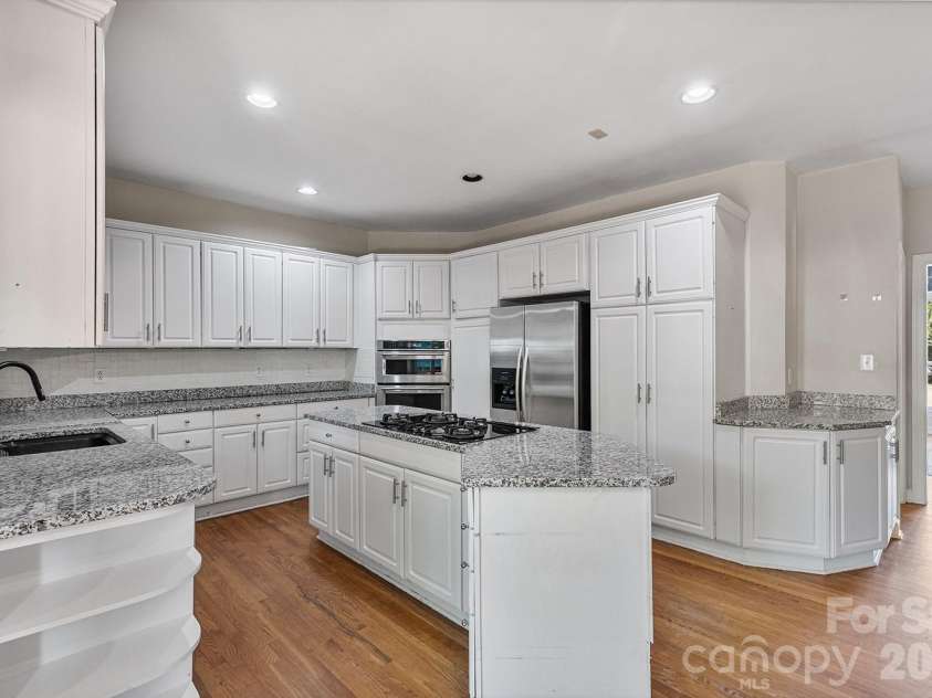 9111 Brocklehurst Lane, Charlotte, NC 28215.  MLS# CAR4380667, YatesRealty ID 22414. 