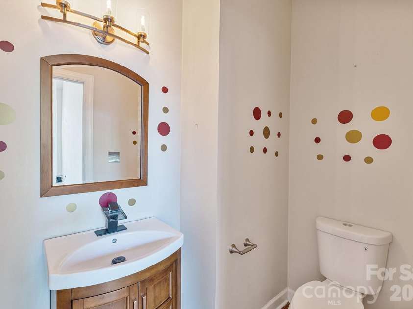 9111 Brocklehurst Lane, Charlotte, NC 28215.  MLS# CAR4380667, YatesRealty ID 22414. 