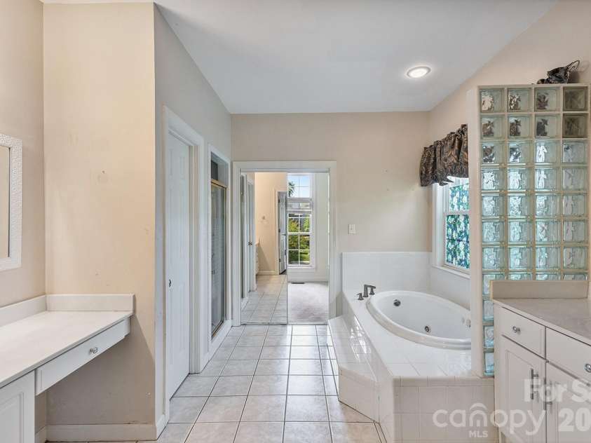 9111 Brocklehurst Lane, Charlotte, NC 28215.  MLS# CAR4380667, YatesRealty ID 22414. 