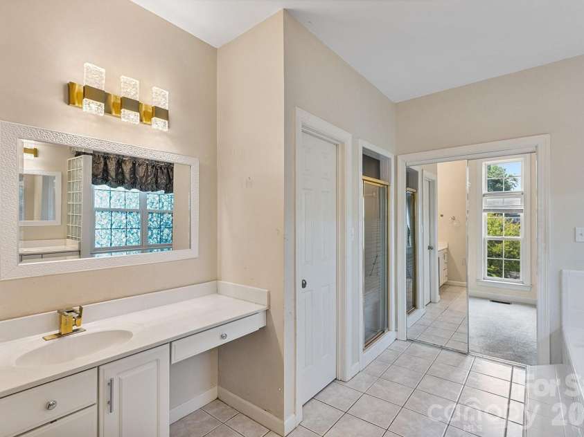 9111 Brocklehurst Lane, Charlotte, NC 28215.  MLS# CAR4380667, YatesRealty ID 22414. 