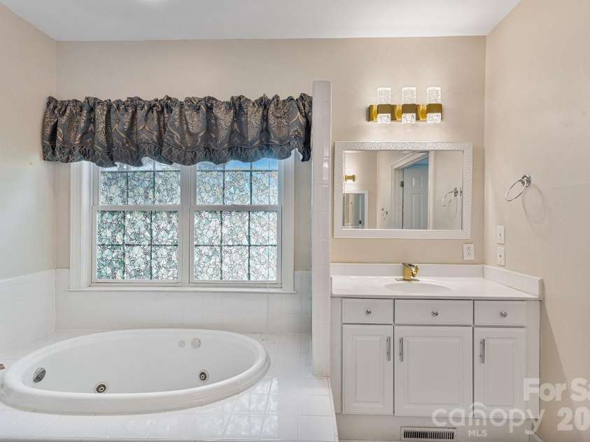 9111 Brocklehurst Lane, Charlotte, NC 28215.  MLS# CAR4380667, YatesRealty ID 22414. 