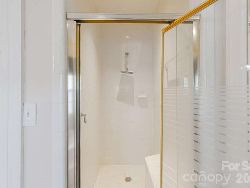 9111 Brocklehurst Lane, Charlotte, NC 28215.  MLS# CAR4380667, YatesRealty ID 22414. 