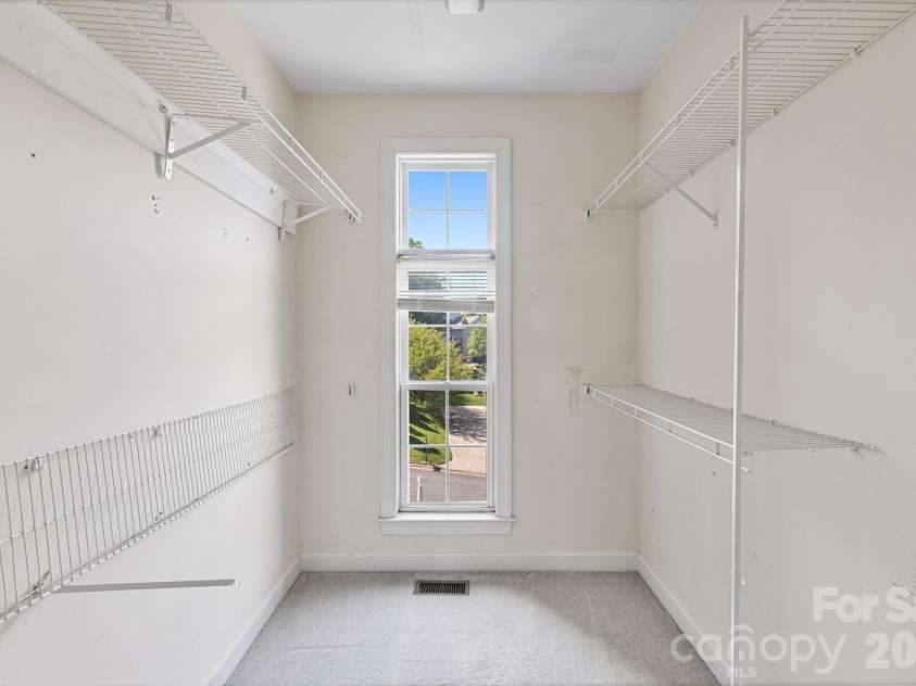 9111 Brocklehurst Lane, Charlotte, NC 28215.  MLS# CAR4380667, YatesRealty ID 22414. 