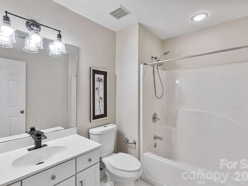 9111 Brocklehurst Lane, Charlotte, NC 28215.  MLS# CAR4380667, YatesRealty ID 22414. 