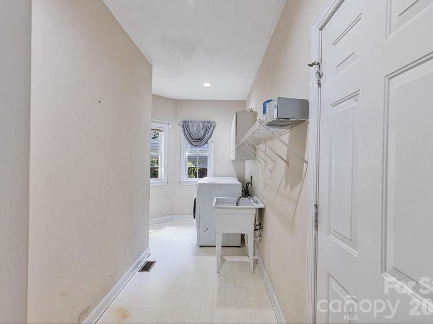 9111 Brocklehurst Lane, Charlotte, NC 28215.  MLS# CAR4380667, YatesRealty ID 22414. 
