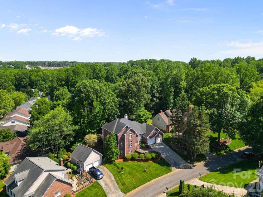 9111 Brocklehurst Lane, Charlotte, NC 28215.  MLS# CAR4380667, YatesRealty ID 22414. 