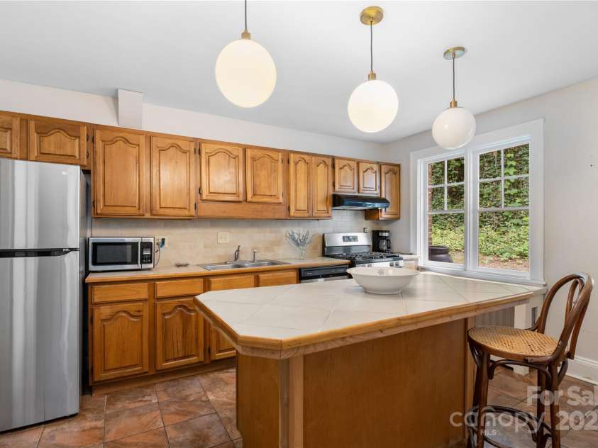 30 Caledonia Road, Asheville, NC 28803.  MLS# CAR4273890, YatesRealty ID 22417. 