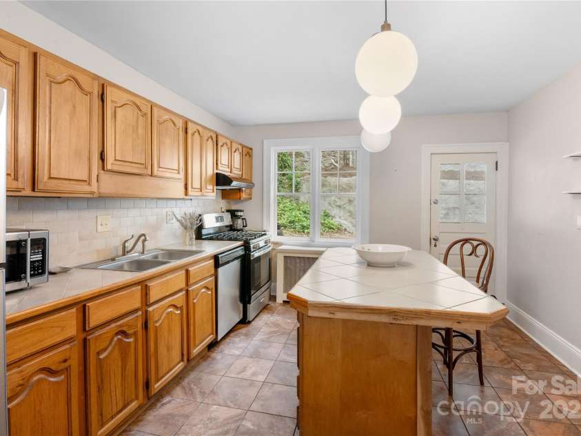 30 Caledonia Road, Asheville, NC 28803.  MLS# CAR4273890, YatesRealty ID 22417. 