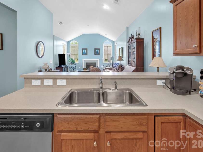 4607 Nashua Drive, Matthews, NC 28105.  MLS# CAR4379936, YatesRealty ID 22417. 
