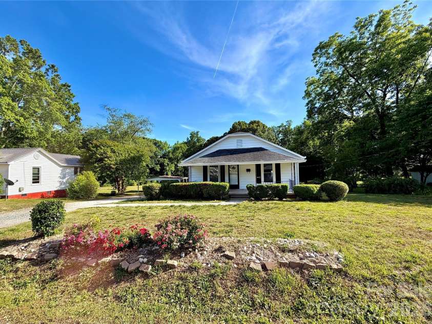 519 Locust Street, Kannapolis, NC 28081.  MLS# CAR4381822, YatesRealty ID 22419. 