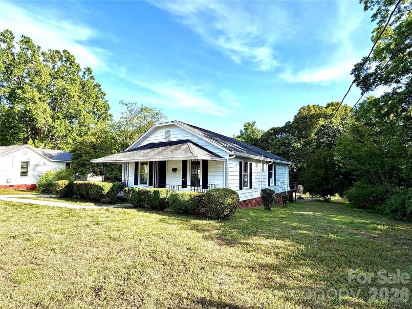 519 Locust Street, Kannapolis, NC 28081.  MLS# CAR4381822, YatesRealty ID 22419. 