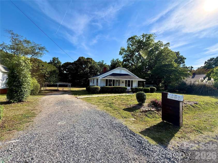 519 Locust Street, Kannapolis, NC 28081.  MLS# CAR4381822, YatesRealty ID 22419. 