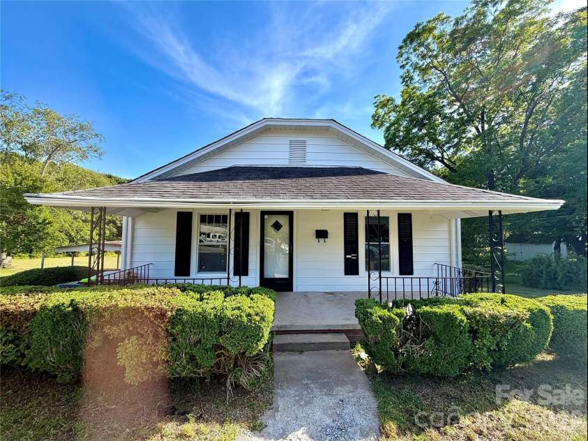 519 Locust Street, Kannapolis, NC 28081.  MLS# CAR4381822, YatesRealty ID 22419. 