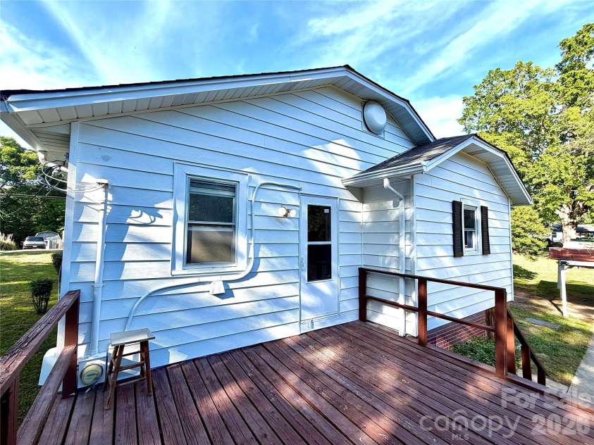 519 Locust Street, Kannapolis, NC 28081.  MLS# CAR4381822, YatesRealty ID 22419. 