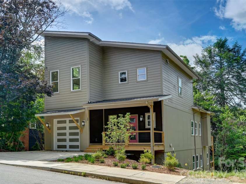 30 Sand Hill Road, Asheville, NC 28806.  MLS# CAR4382772, YatesRealty ID 22422. Before black trim paint