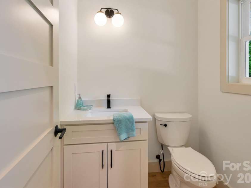 30 Sand Hill Road, Asheville, NC 28806.  MLS# CAR4382772, YatesRealty ID 22422. Half bath on main