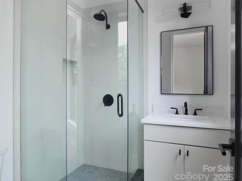 1511 Waverly Avenue, Charlotte, NC 28203.  MLS# CAR4275705, YatesRealty ID 22424. 