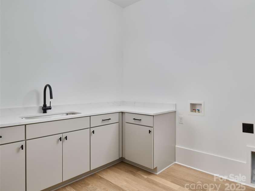1511 Waverly Avenue, Charlotte, NC 28203.  MLS# CAR4275705, YatesRealty ID 22424. 