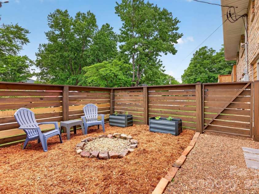 140 Dunbar Street, Bryson City, NC 28713.  MLS# CAR4382770, YatesRealty ID 22427. 
