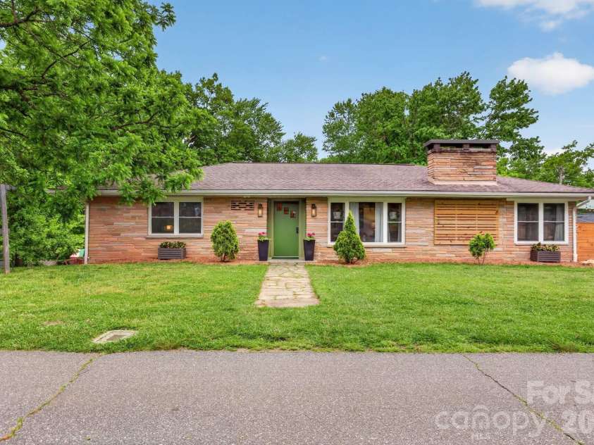 140 Dunbar Street, Bryson City, NC 28713.  MLS# CAR4382770, YatesRealty ID 22427. 